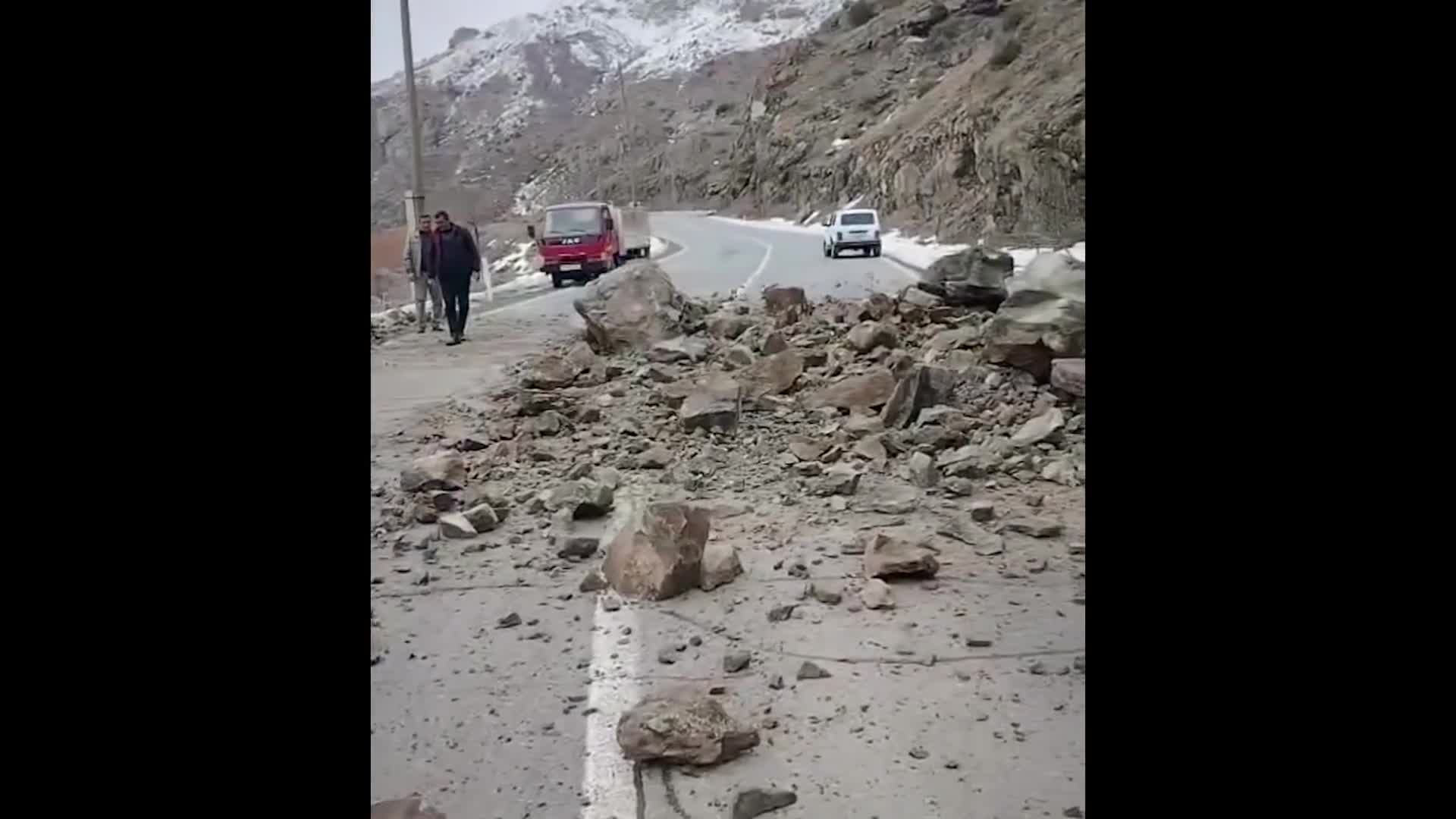 Biçənəkdə qaya uçqunu oldu