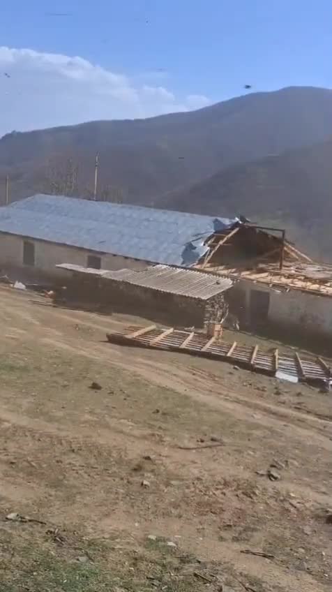 Yardımlıda güclü külək məktəb binasının damını uçurdu
