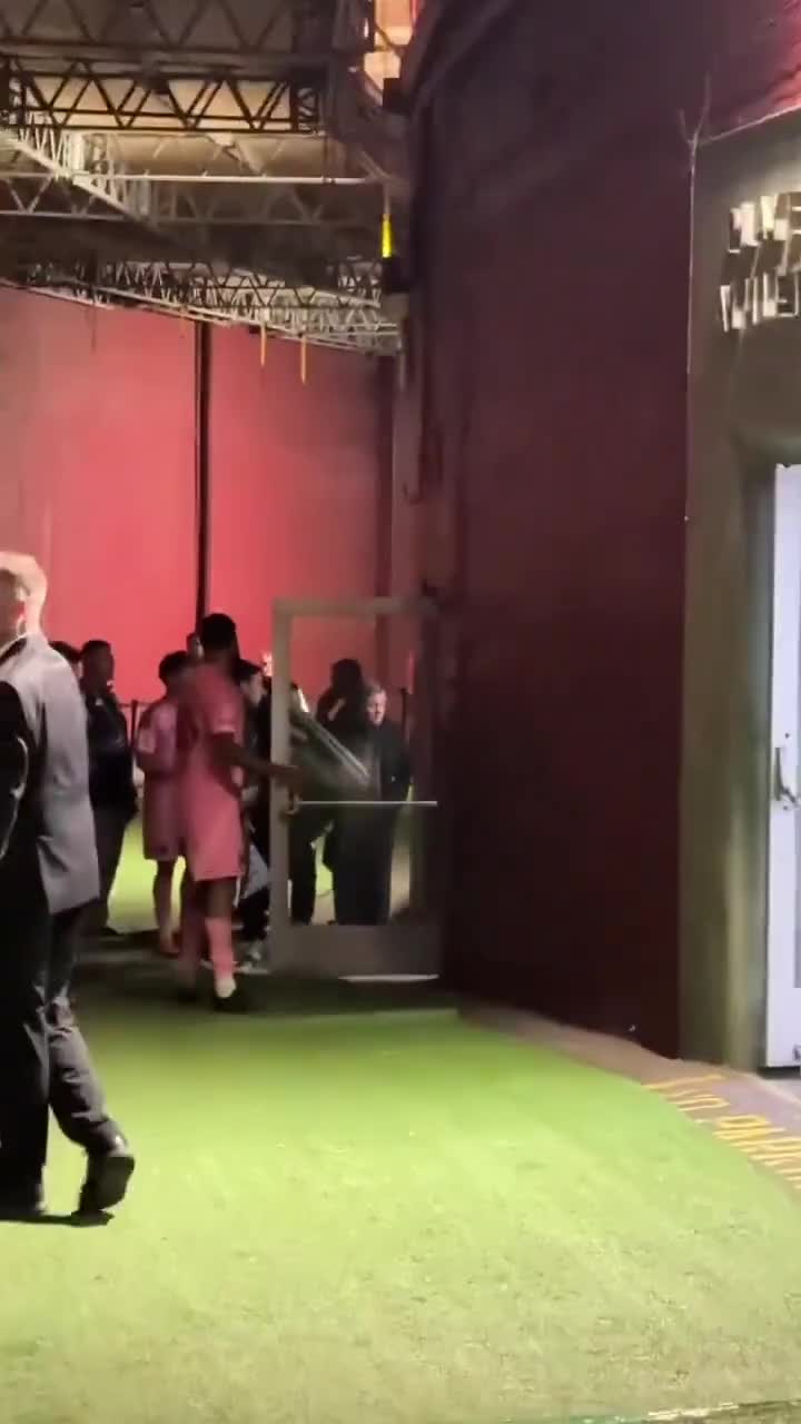 Messi əsəbiləşdi, Suares müdaxilə etdi