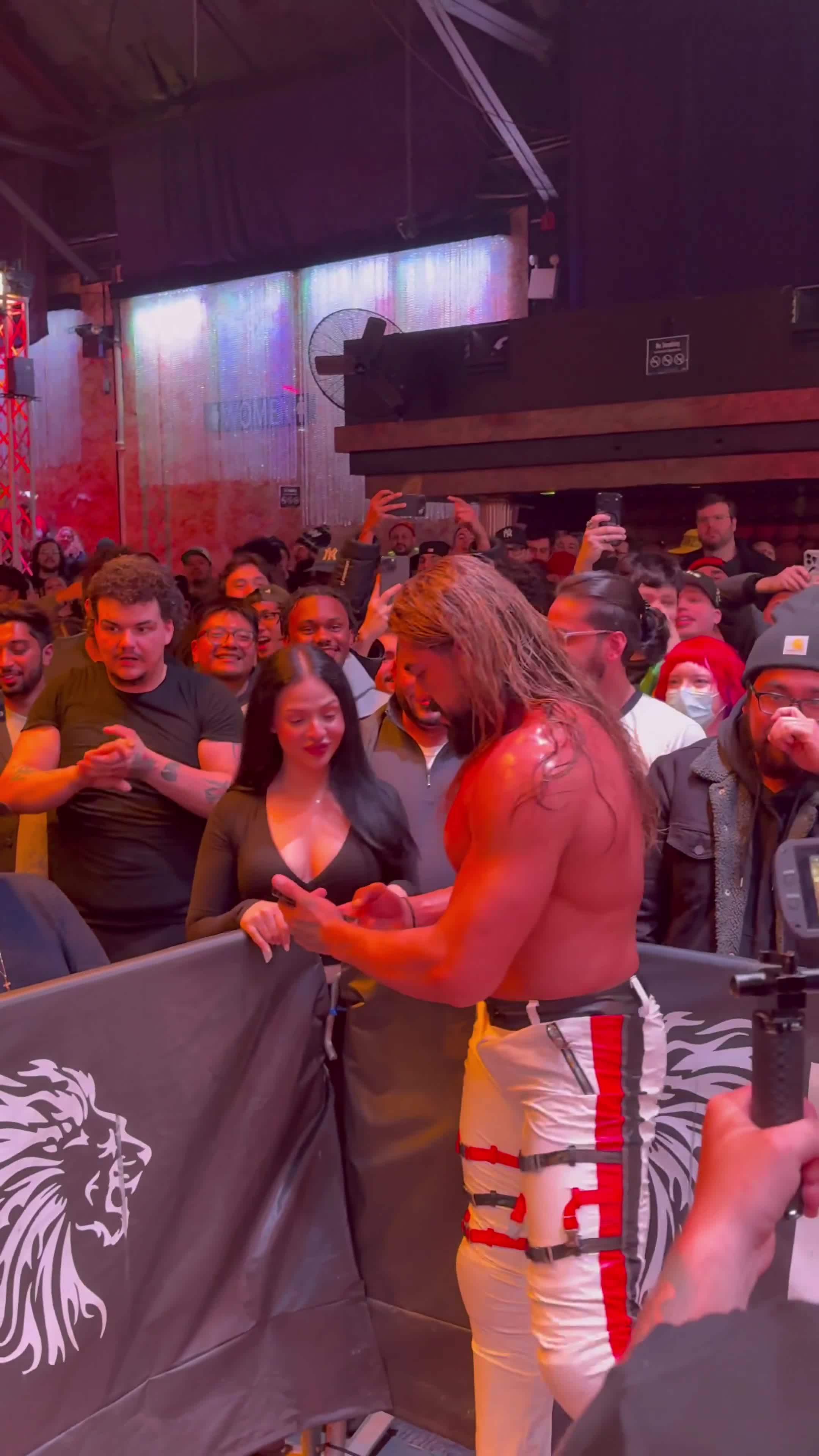 Rəqibi ilə şəkil çəkdirən qadının üzünə təpik atdı