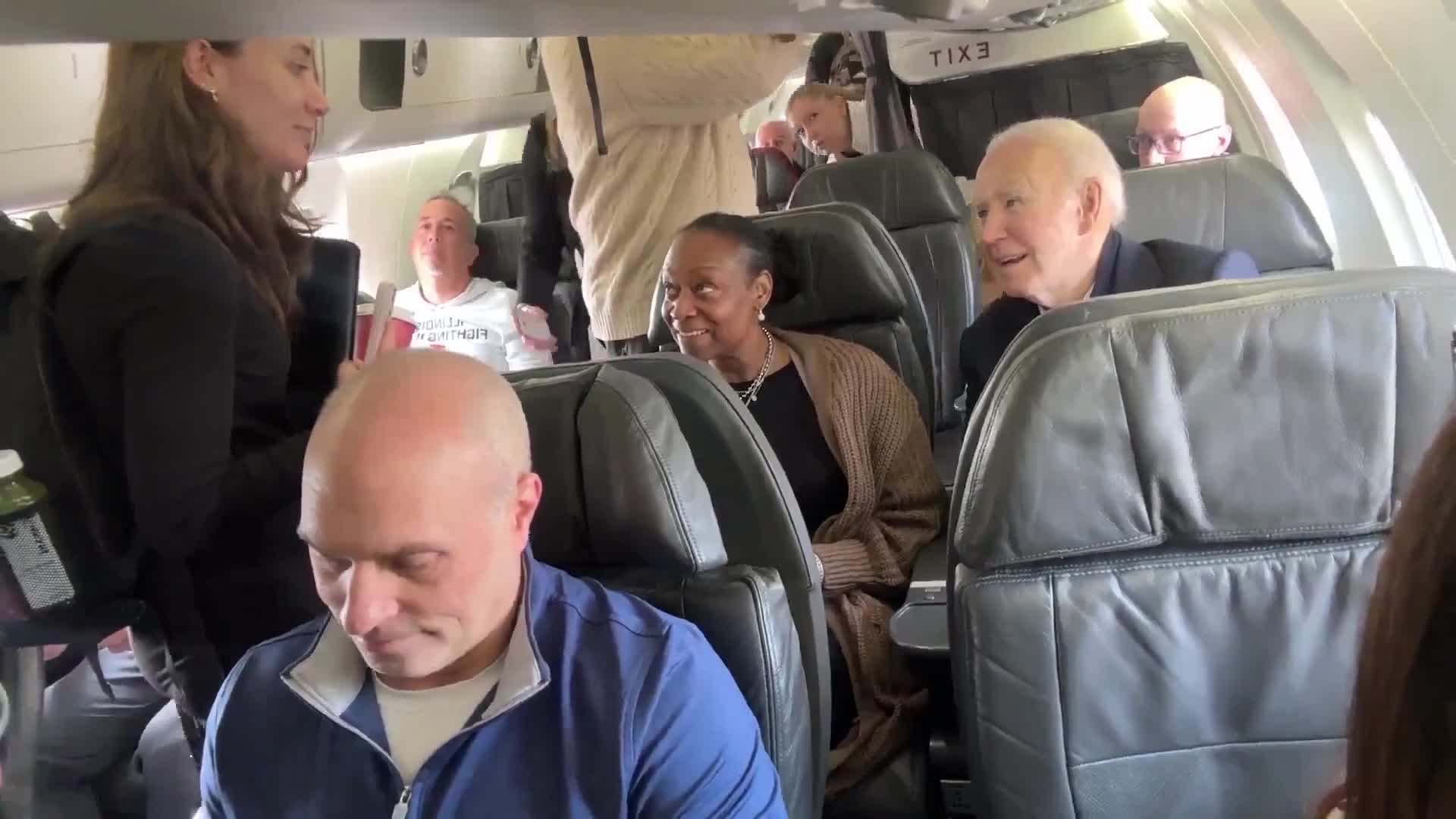 Bayden kommersiya uçuşu ilə səyahət etdi