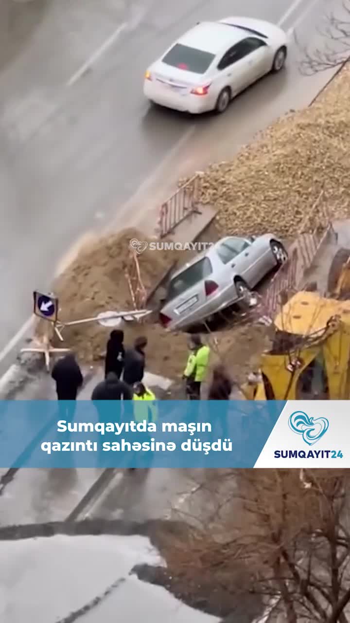 Sumqayıtda maşın qazıntı sahəsinə düşdü