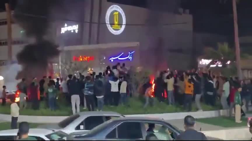 Xameneinin ölümünü qeyd etmək üçün küçələrə axışdılar