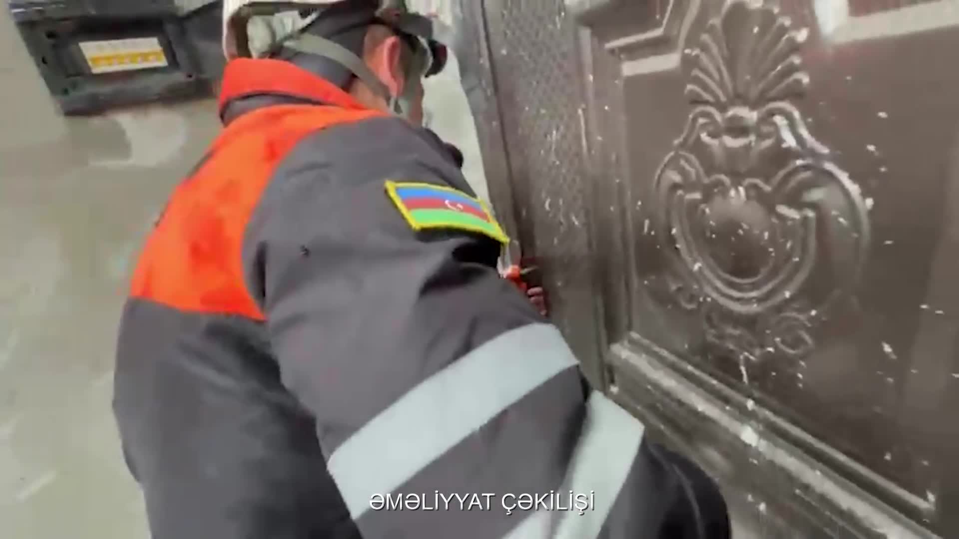 3 yaşlı uşağın barmaqları dəmir qapı arasında qalıb