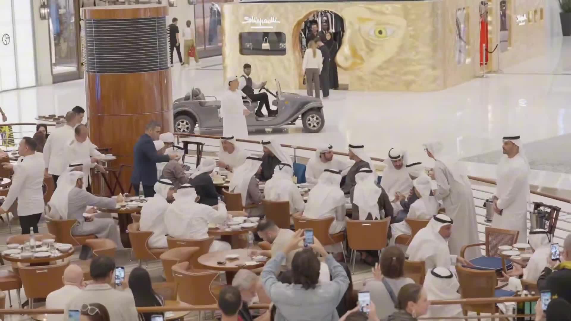 Göydən bomba yağarkən gəzməyə çıxdı - 2