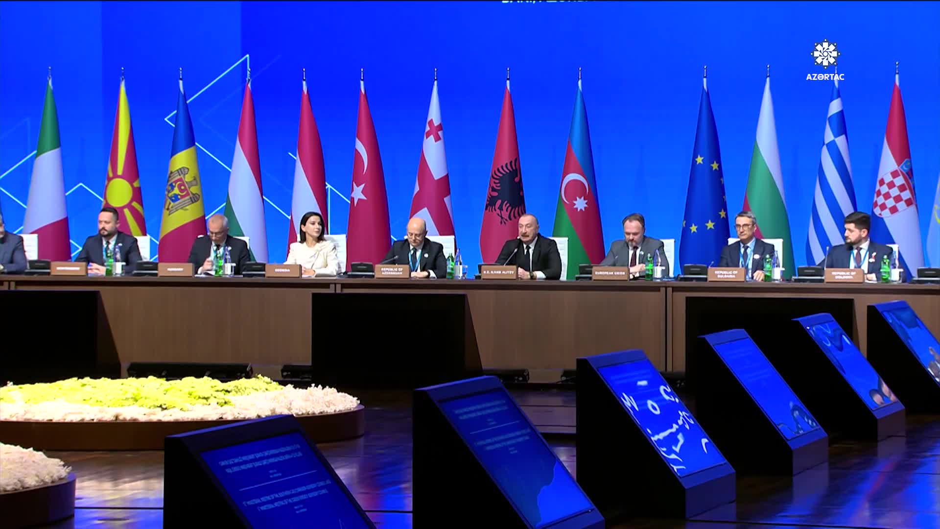 Prezident Bakı Konqres Mərkəzində iclasda iştirak edir