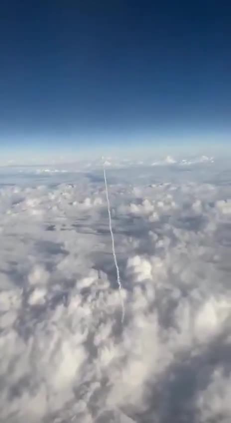 Təyyarənin pəncərəsindən raket uçuşunu izlədilər