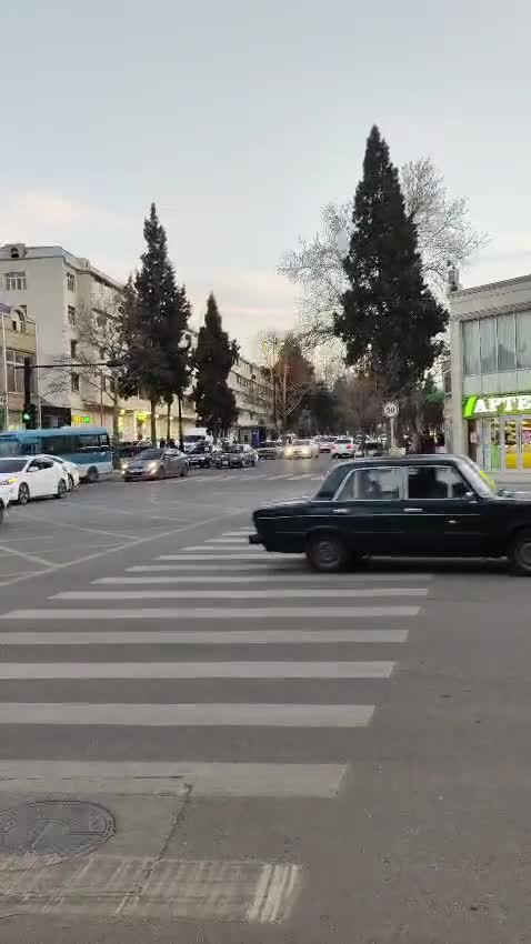 Gəncədə “Chevrolet” yük maşını ilə toqquşdu