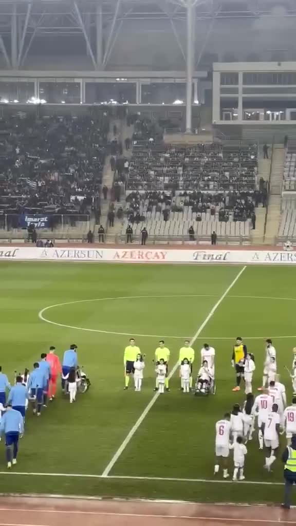 Əllərində çiçəklər...