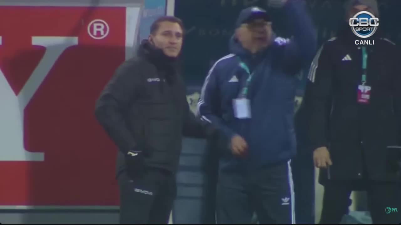 Kurban Berdıyev hakimi itələdi