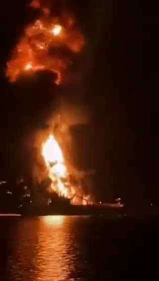 Bəsrə limanı yaxınlığında iki neft tankeri hədəfə alındı