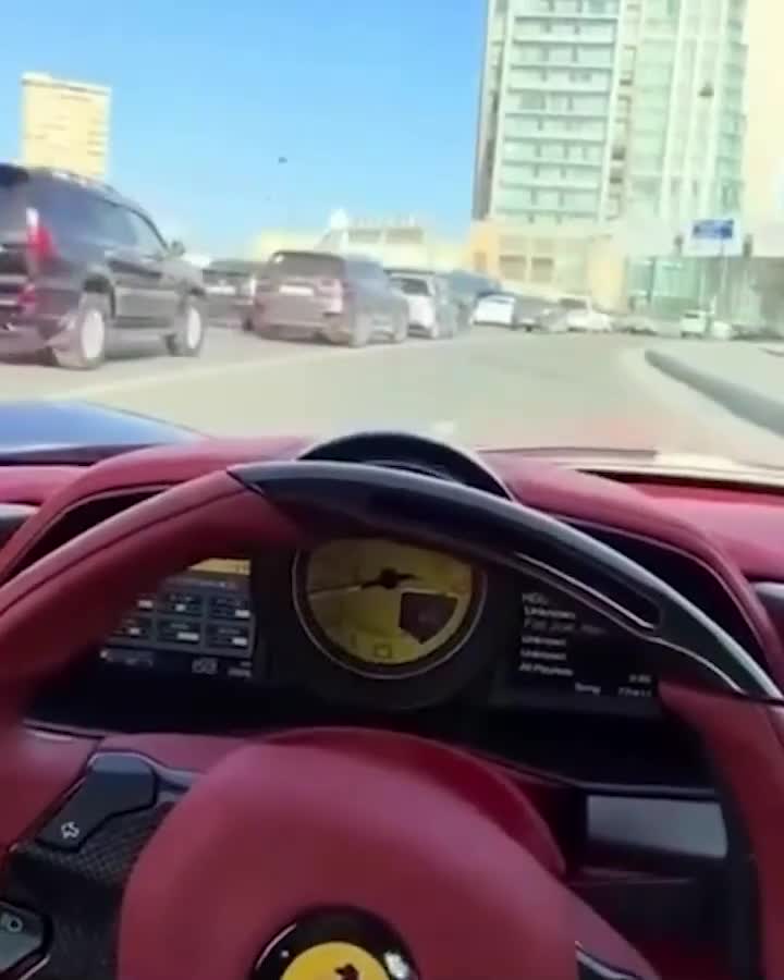 “Ferrari” avtobus zolağı ilə sürdü