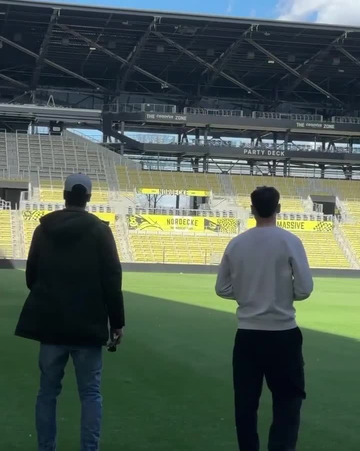 Nəriman məşhur futbolçu ilə stadionu gəzdi