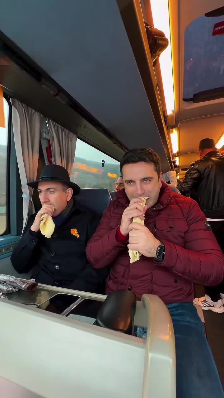 Bu dəfə də avtobusda lavaş yedi