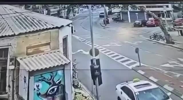 İran İsrailin mərkəzinə zərbə endirdi