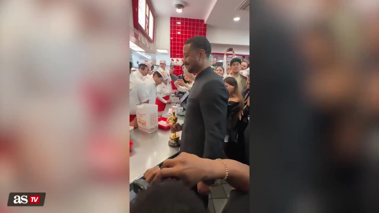 Əlində “Oscar” burger yeməyə getdi