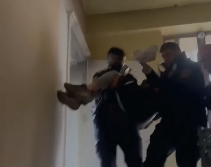 Polis yanğında vətəndaşlara belə kömək etdi