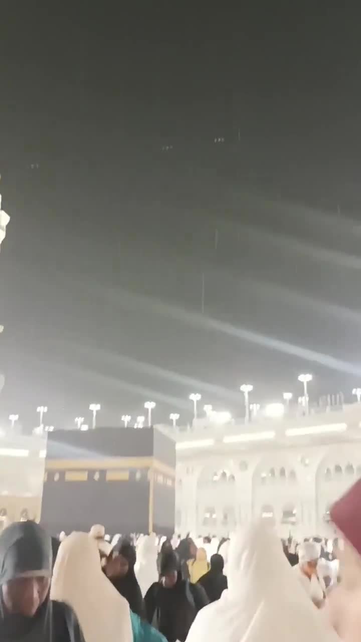 Kəbədə Ramazanın son günü yağış altında dua etdilər
