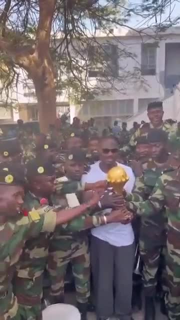 Kuboku əldən verməmək üçün hərbi bazada saxlayırlar?