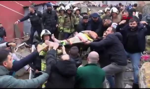 İstanbulda bina çökdü