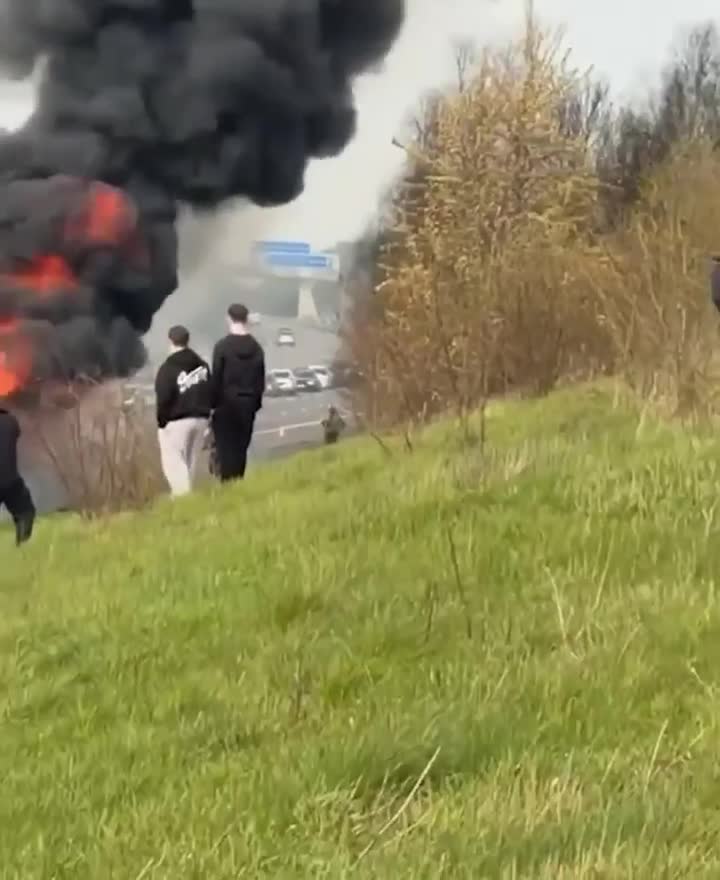 Azarkeşləri daşıyan avtobus yolda yanıb kül oldu