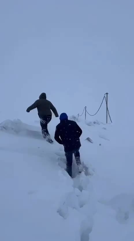 Laçına dizə qədər qar yağdı