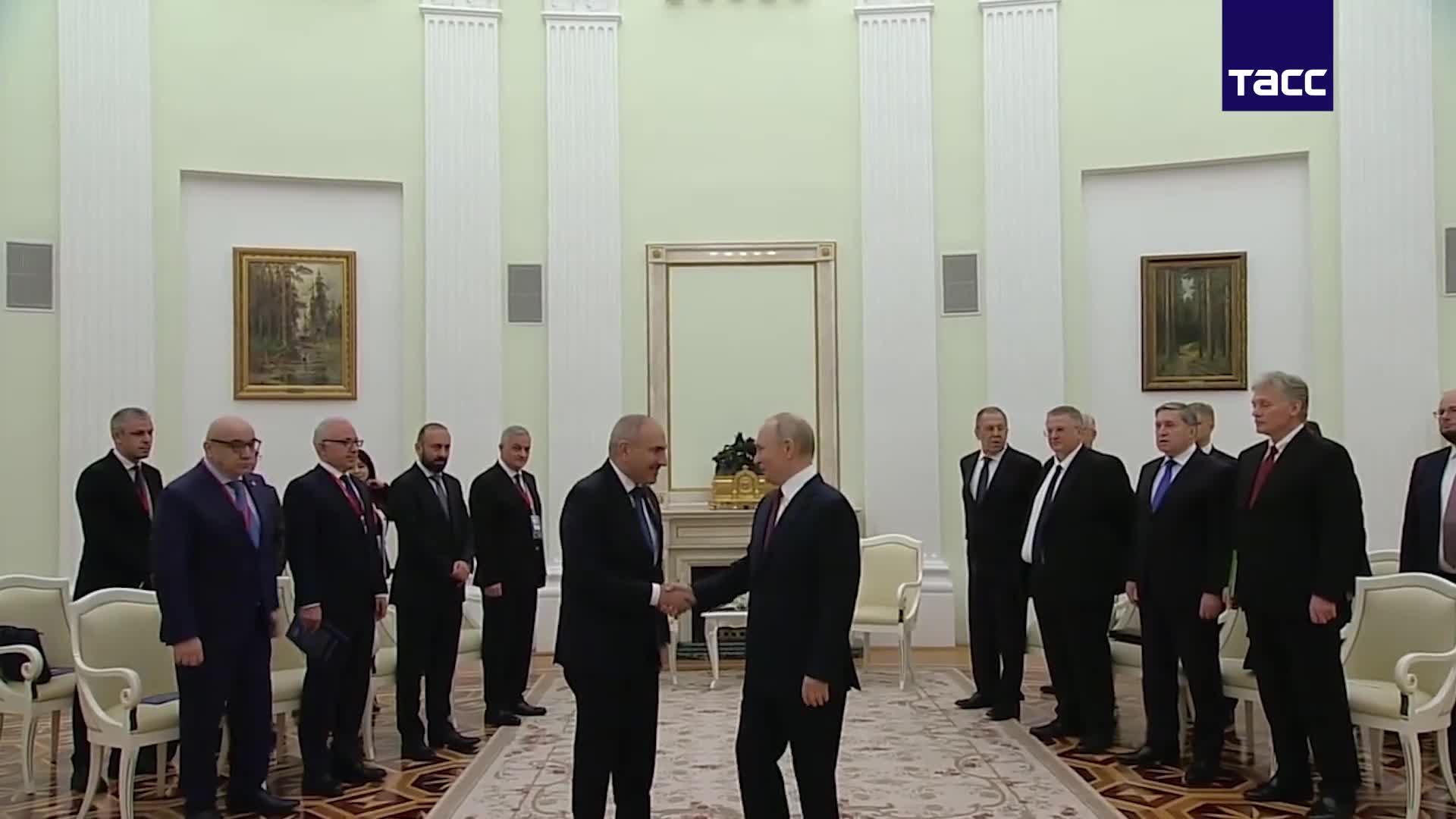 Putin Paşinyanla görüşdü