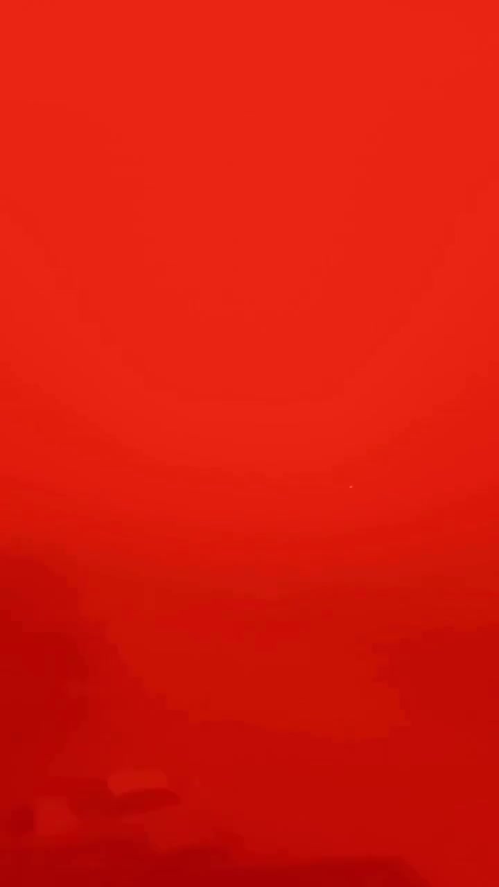 Toz səmanı qırmızıya boyadı