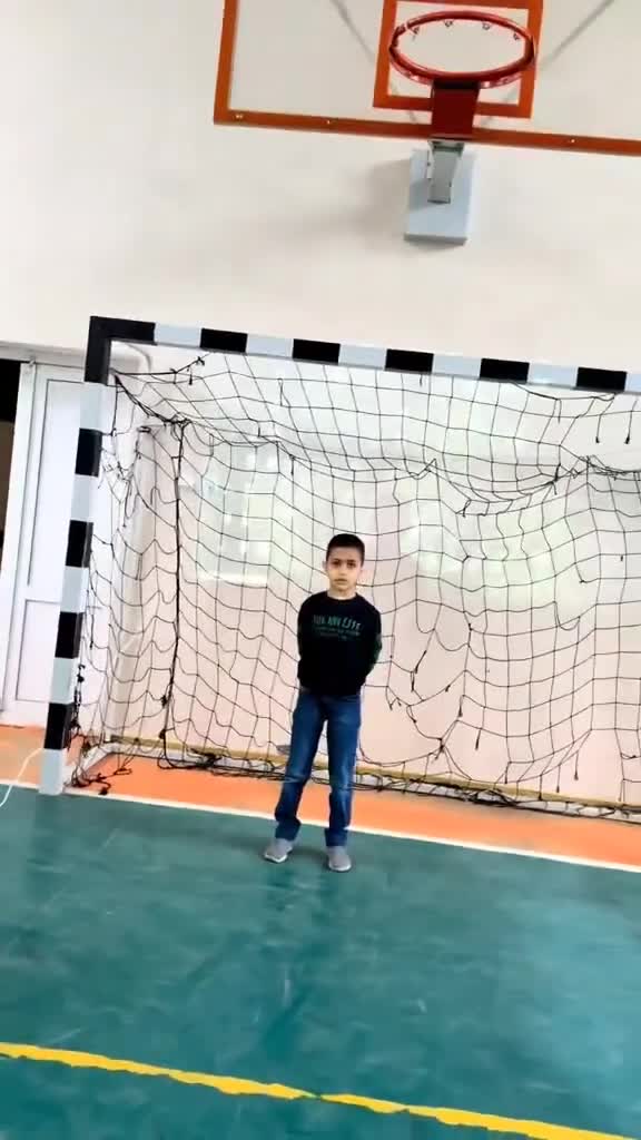 Elvin və Koxalskidən şagirdlərə jest