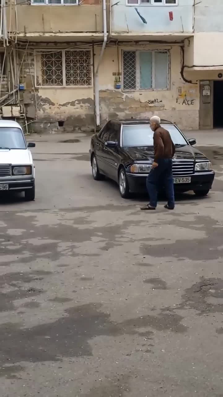 Bıçaqla uşaqlara hücum edir