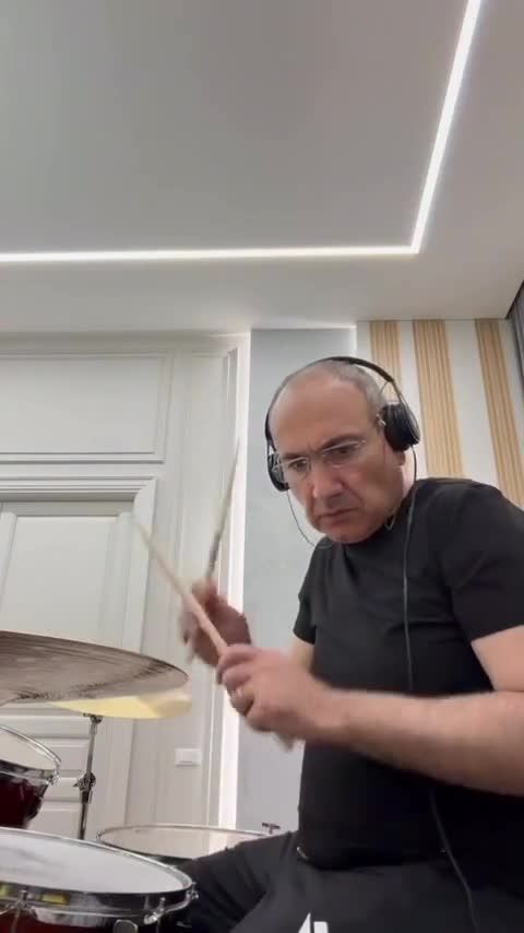 Paşinyan indi də zərb alətində ifaya etdi