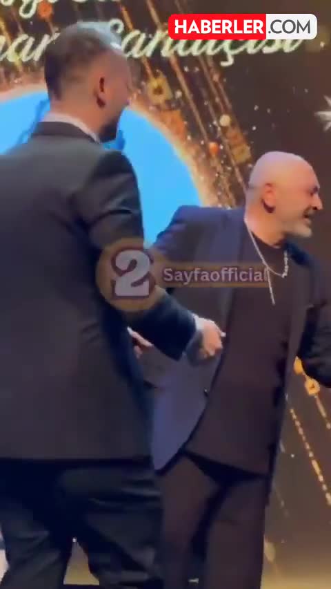 Aldığı mükafatı el səhnədəcə sındırdı