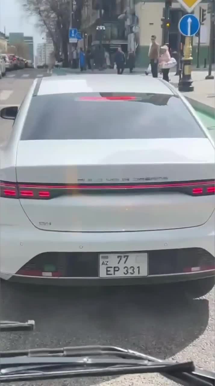 Taksi sürücüsü avtobus sürücüsünü yumruqla vurdu