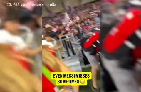 Messi zərbəsi ilə fotoaparatı qırdı