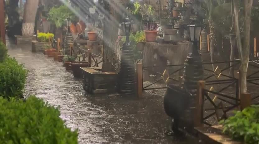 Bakıya ilk dəfədir belə dolu yağır