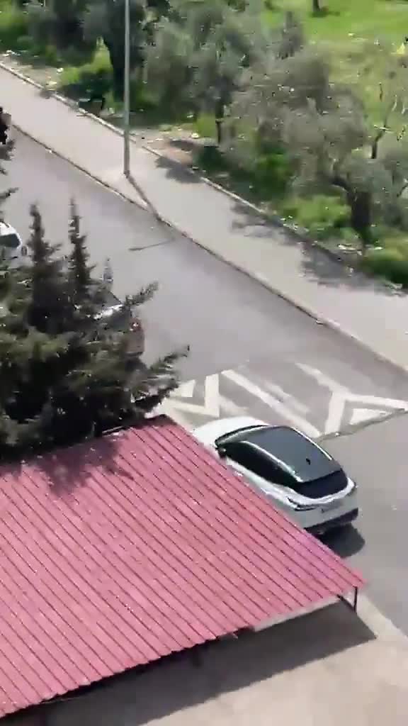 Silahlı hücumda məktəb pəncərəsindən tullandılar