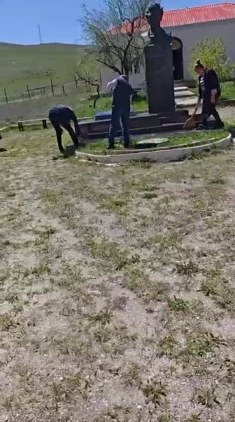 Şairin xatirə lövhəsi əvvəlki yerinə qaytarıldı