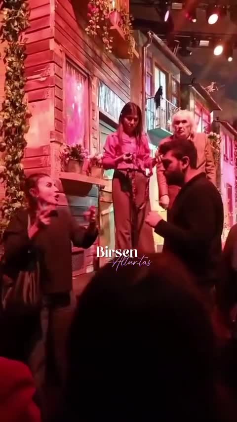  Tamaşaçı səhnəyə çıxıb mübahisəyə başladı