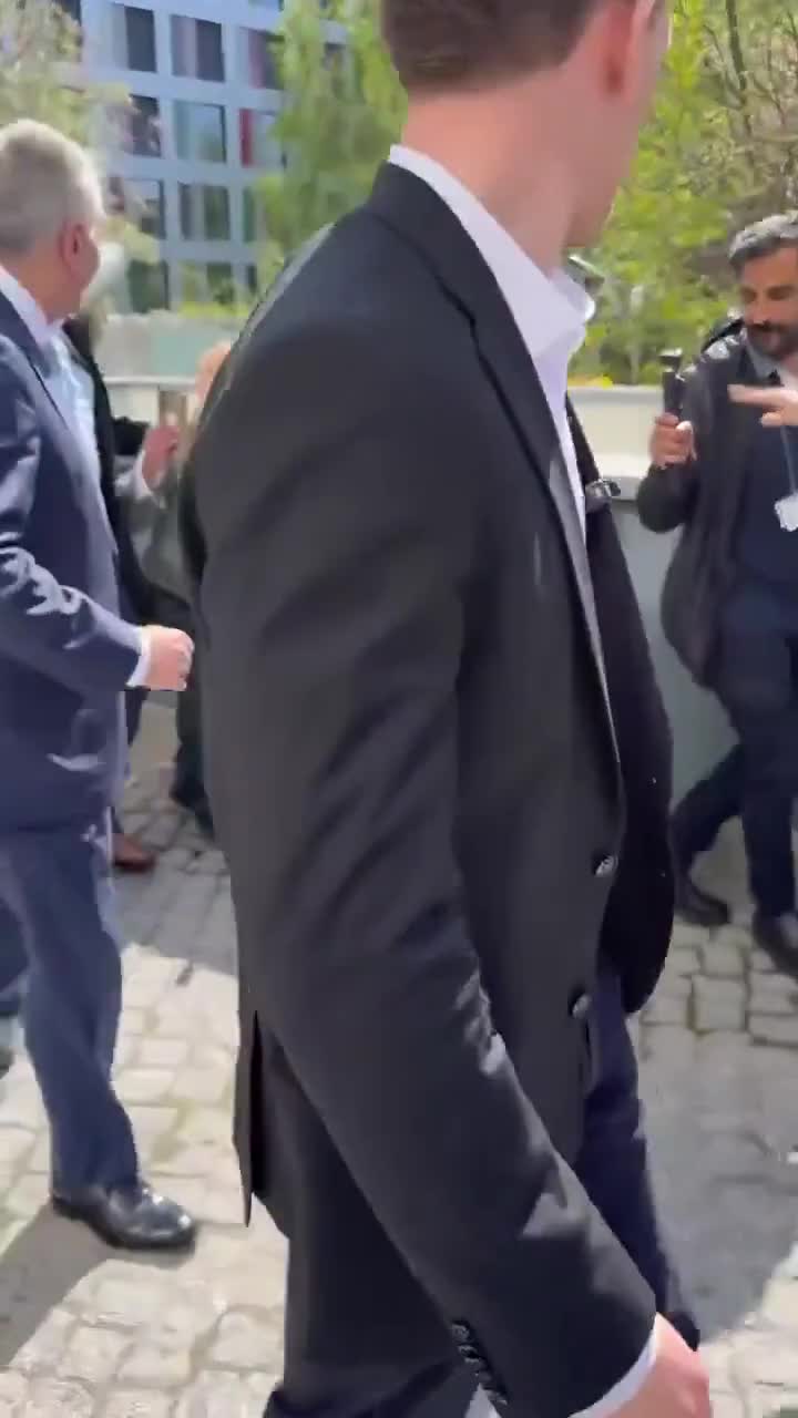 Pəhləvinin üzərinə boya atdılar