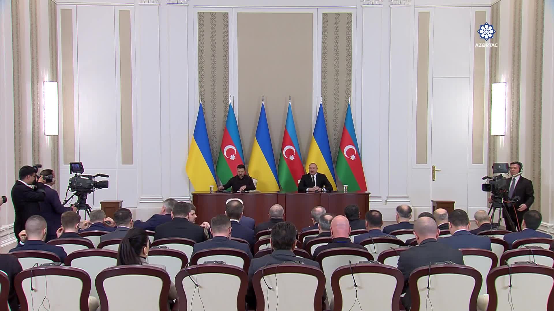 Prezidentlər mətbuata bəyanatlarla çıxış etdilər