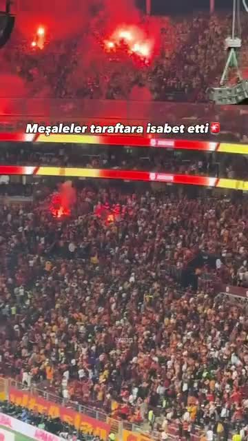 “Fənərbaxça” azarkeşlərinin atdığı fakellər tribunaya düşdü