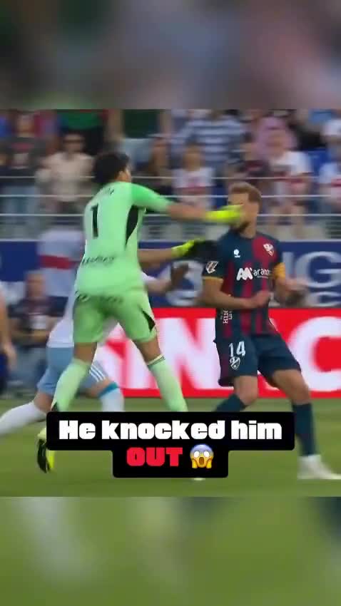 Qapıçı rəqibini yumruqladı