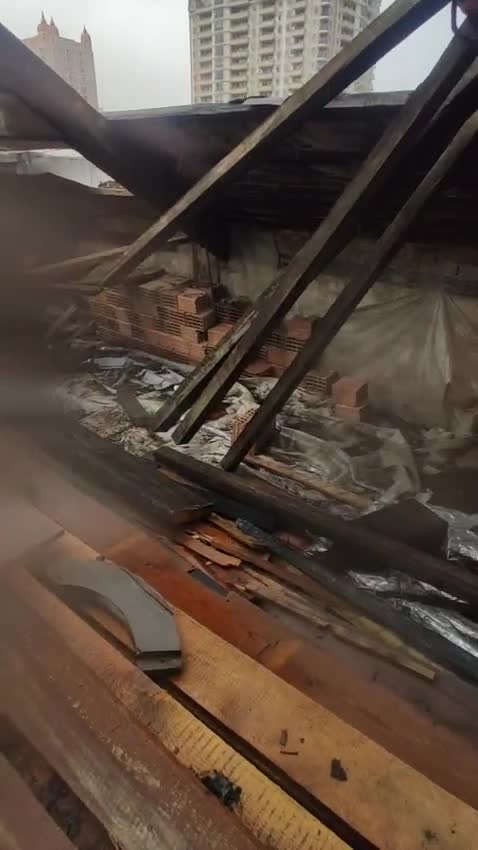 "30 gündür dam açıq vəziyyətdədir, yağış evin içinə tökülür"