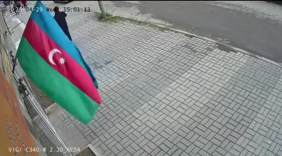 Bayrağa hörmətsizlik edən şəxsə belə reakasiya verdilər