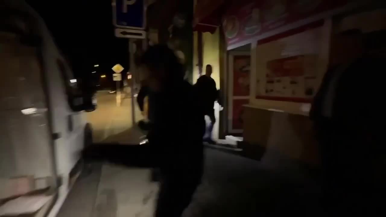 Slovakiyanın Baş naziri gecə növbəsində çörək daşıdı