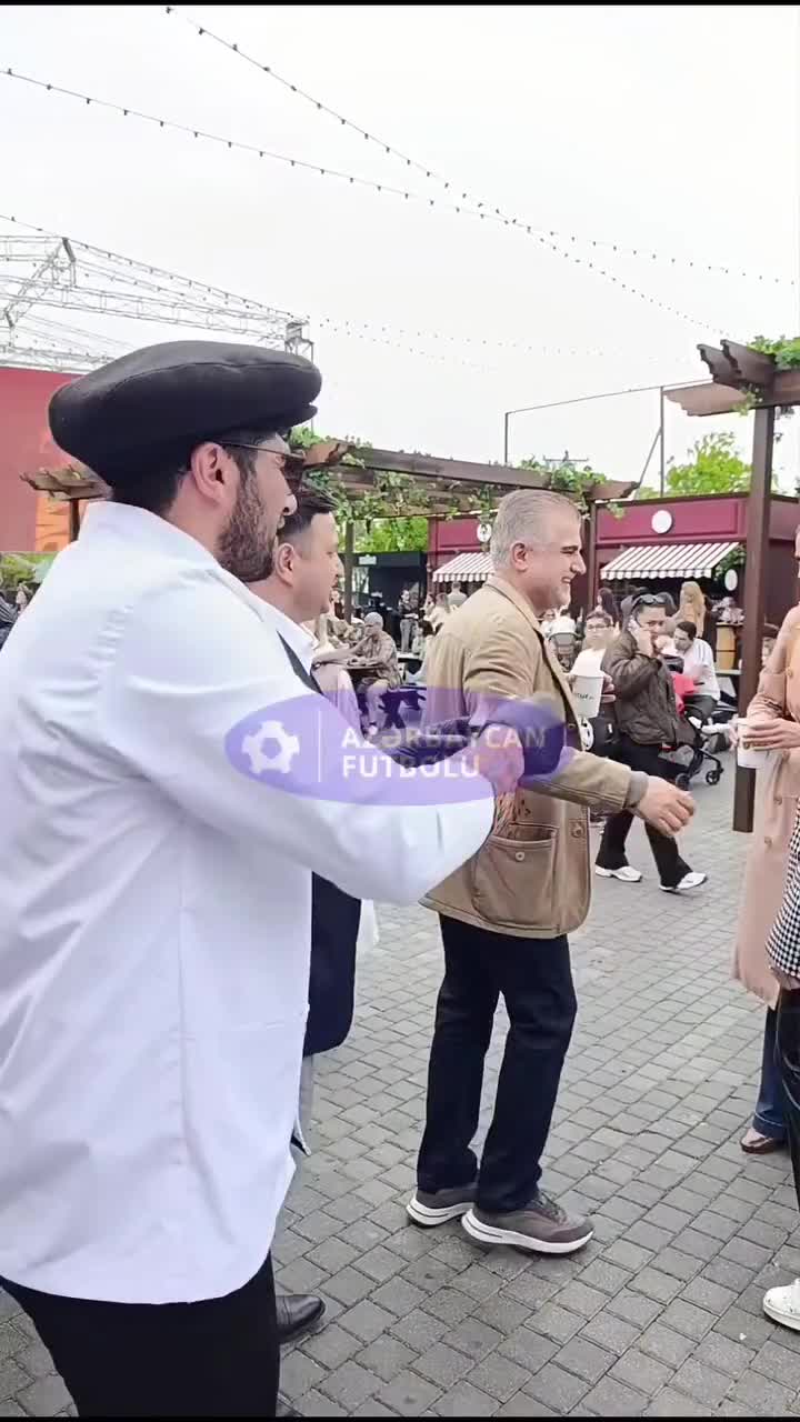 Tahir Gözəl festivalda ona çay verənə 50 manat bəxşiş verdi