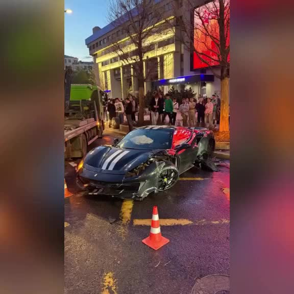 “Navai”nin “Ferrari” ilə düşdüyü qəzanın anbaan görüntüləri
