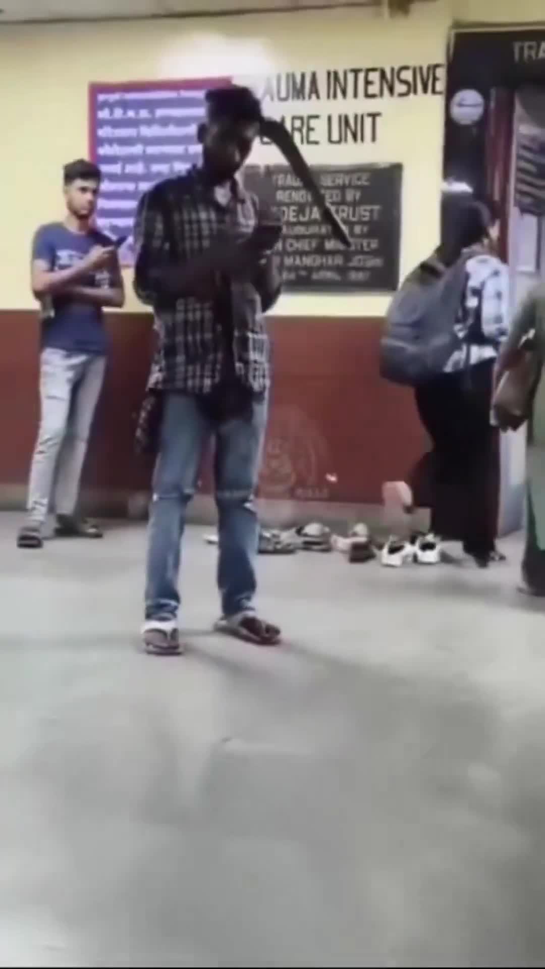 Başına dəhrə sancılsa da, təcili yardımda telefonla oynadı