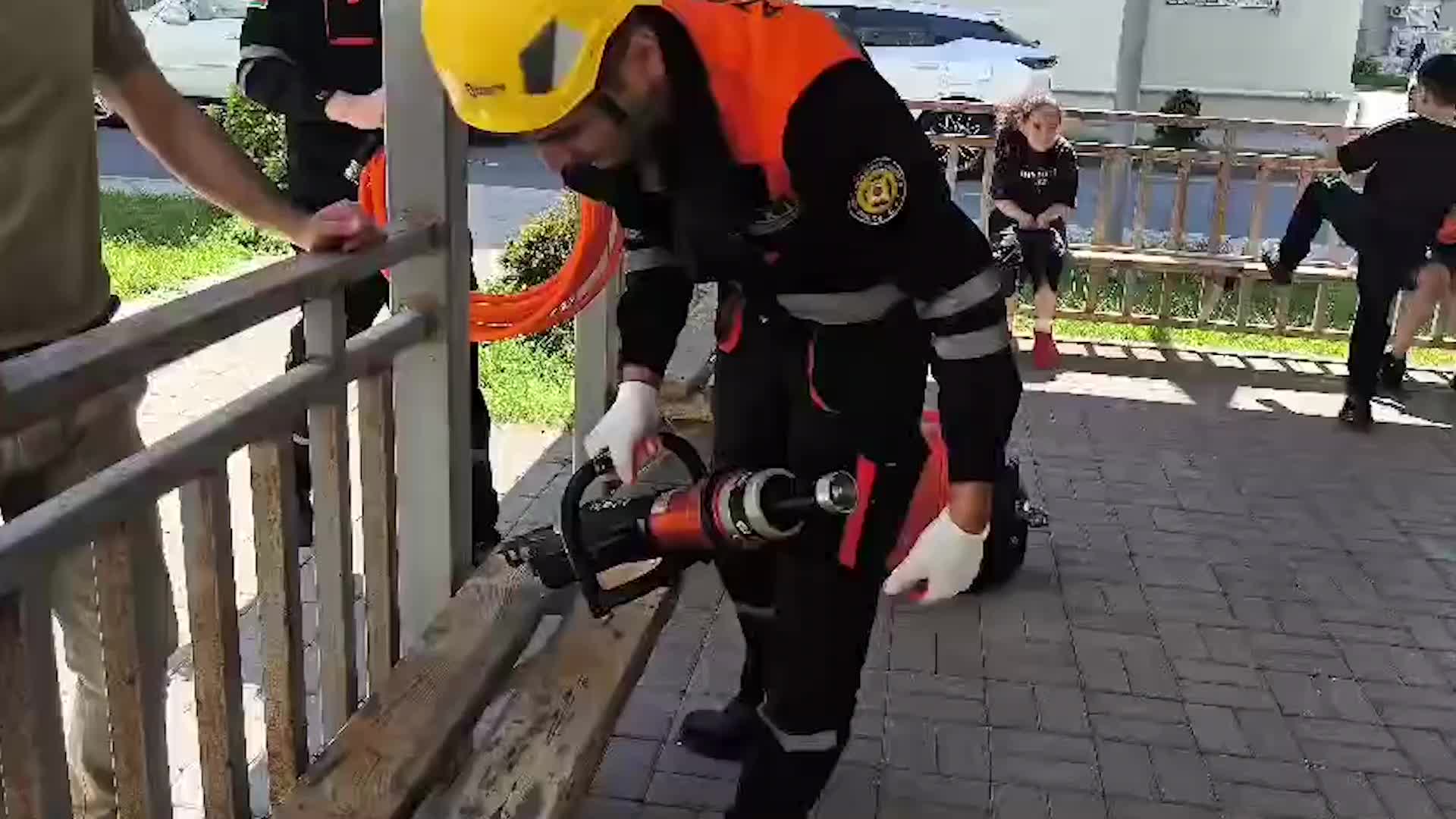 Ayağı dəmir barmaqlıqların arasında qaldı