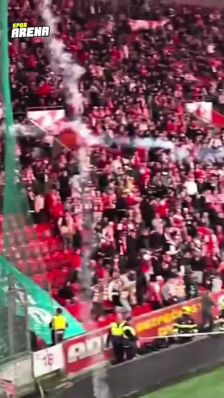 Rəqib azarkeşlərin oturduğu tribunaya məşəllər atdılar